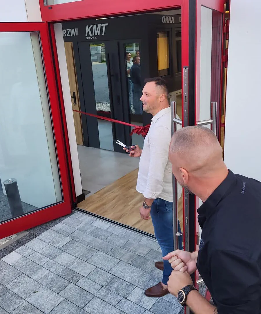 Oglądanie ekspozycji stolarki u producenta KMT